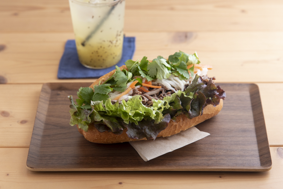 数量限定のプレミアム蔵王牛バインミー920円（コーヒー、紅茶がつくドリンクセットは1100円）と季節限定のソーダ670円。この日は地元のキウイソーダ