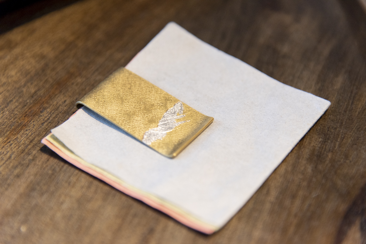 真鍮に白銀に輝く雪の月山をあしらったマネークリップ4950円。他の山にすることもできるそう。蔵王連峰をお願いしてみるのもgood