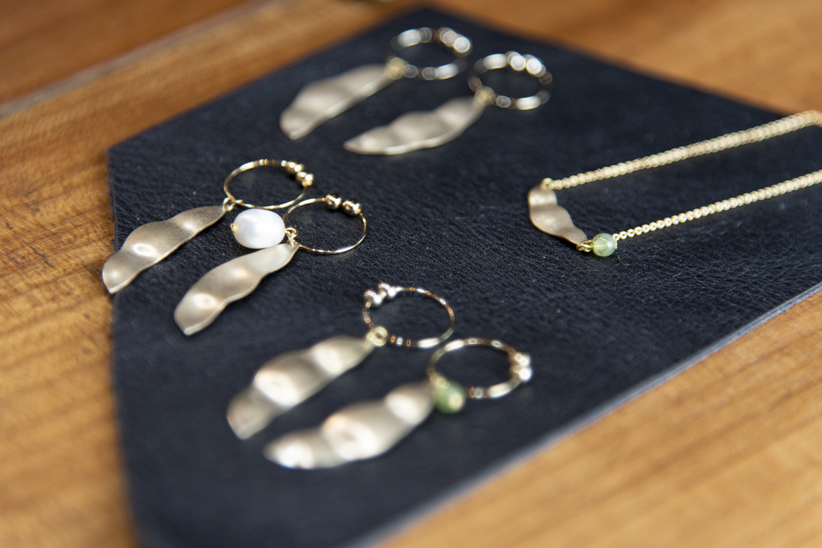 他県から嫁いだ藍さんが、山形のだだちゃ豆のおいしさにインスパイアされたユーモラスなエダマメのイヤリング。プレーン4400円～