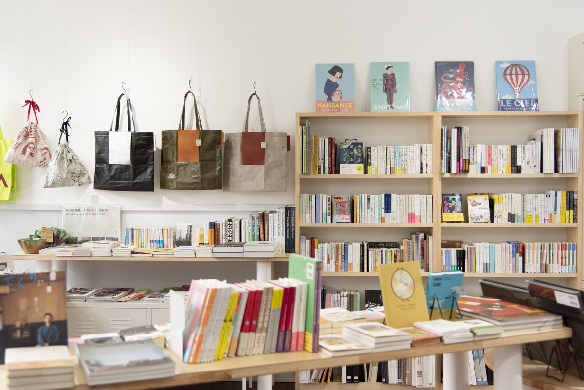 ベストセラーや新刊ばかりが目立つ書店とはまるで異なるラインナップ。本好きな友達の部屋に遊びにいったみたいに、思わず手にとってみたくなる