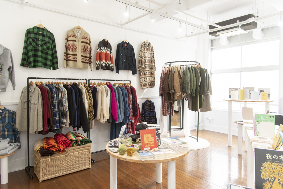バイヤーがアメリカで一点一点セレクトしたヴィンテージウエアたち。ユーズトならではの味わいや、ユニークな色使いやデザインばかり