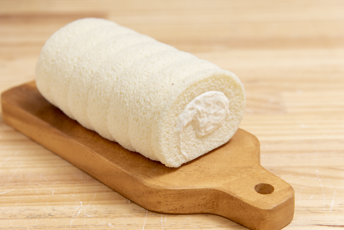 つや姫の米粉を使ったホワイトパリロール1700円。家に帰るころには解凍して食べごろに