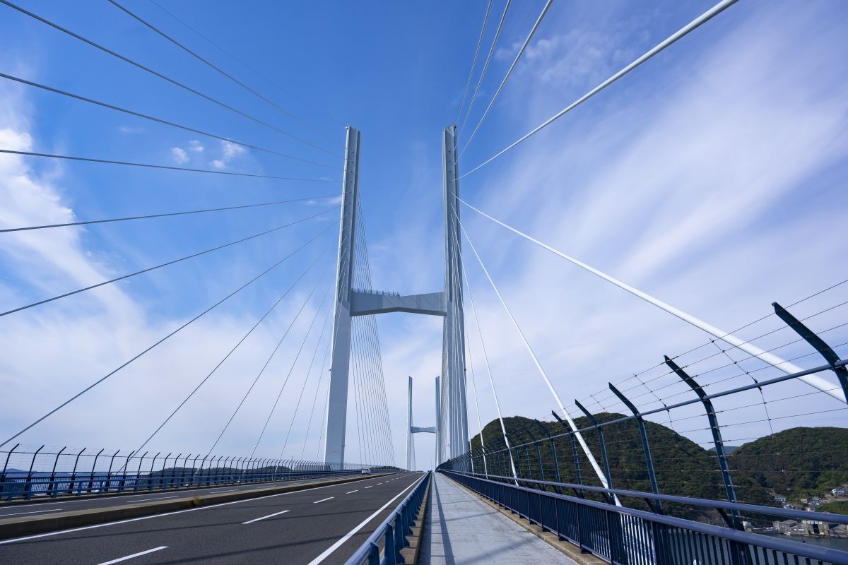 女神大橋の橋桁から撮影。手前の右側の主塔に登ります