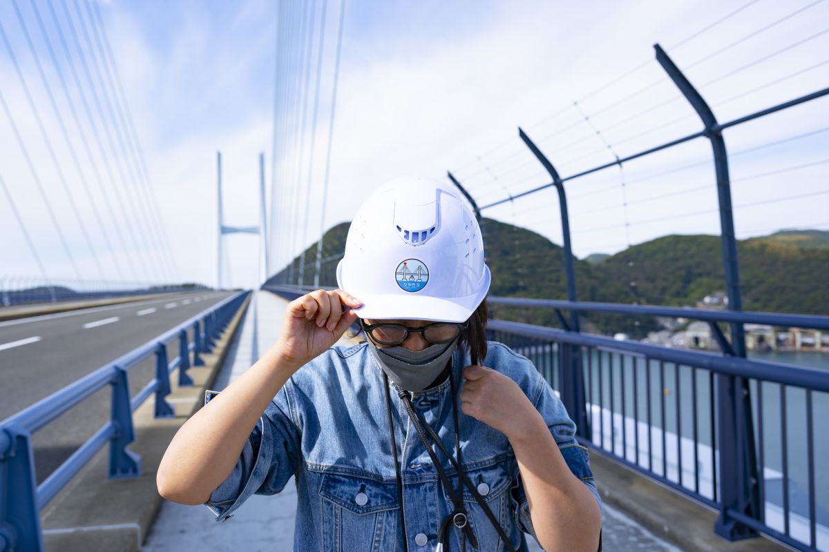 塔の中の通路は狭く壁に頭をぶつけやすいので、ヘルメットは必須