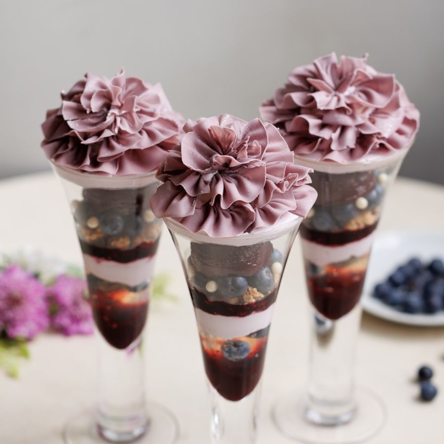 「Parfait au Fromage Violette 〜すみれのチーズケーキパフェ〜」Parfait 2300円、Drink Set 2850円、Takeout 1400円