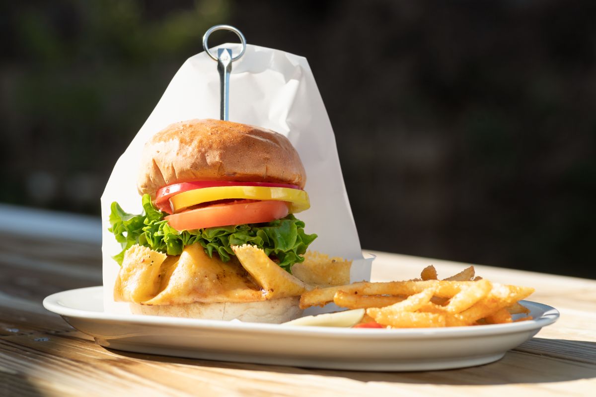 「THE FUJIMI BURGER 焦がしチーズ＆トマト」1760円