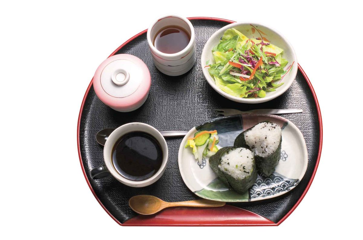 「白壁カフェ 花ごよみ」のおにぎりモーニング。