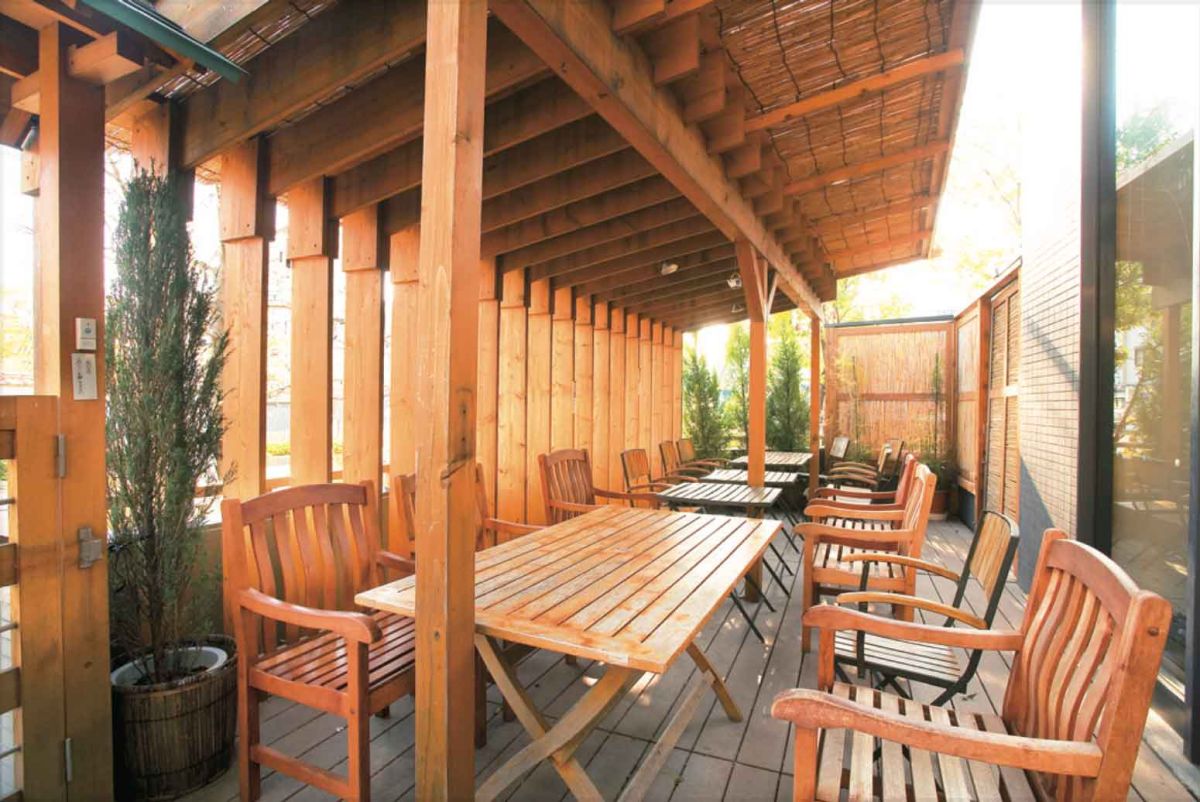 「白壁カフェ 花ごよみ」テラス