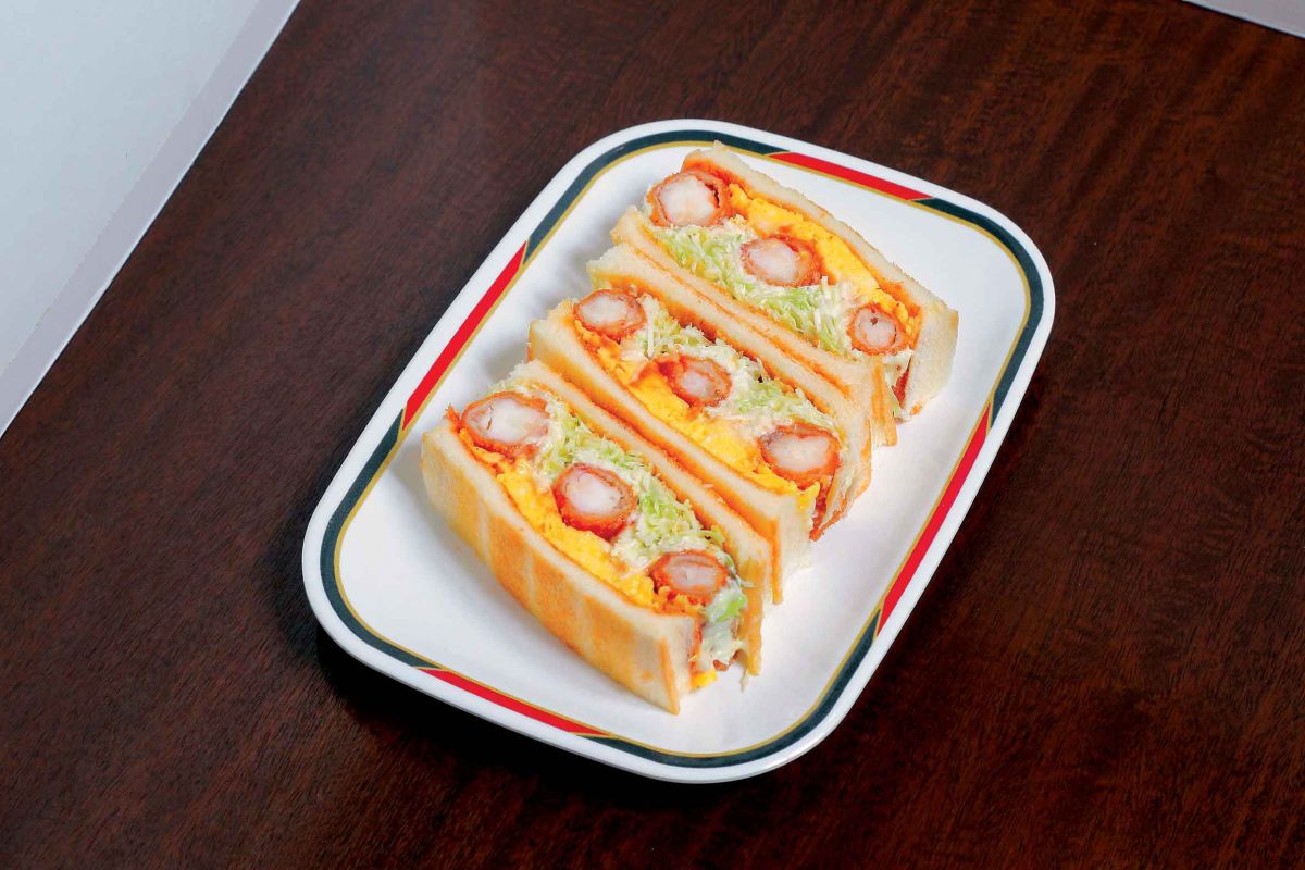 「コンパル 大須本店」エビフライサンド。