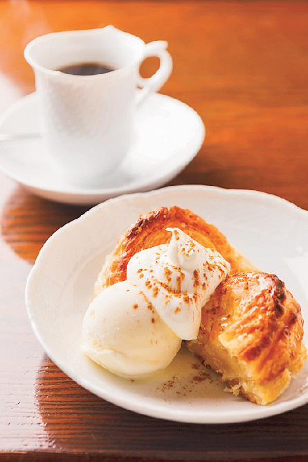 「café vincennes deux」レジェブレンド600円と、人気の焼きたてHOTアップルパイ。