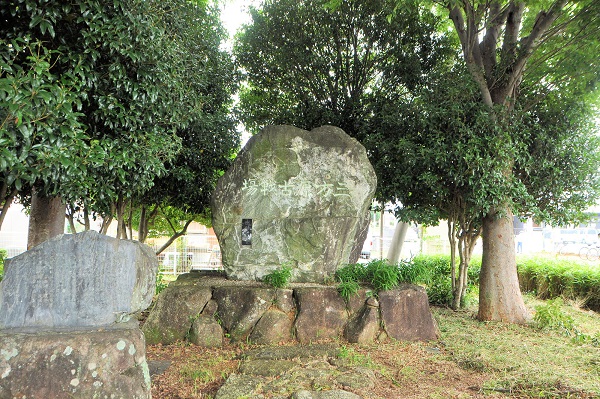 三方原台地の一角に古戦場の石碑が立つ