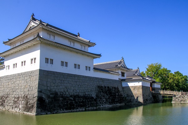 お堀に囲まれた公園は天下人・家康の居城跡!