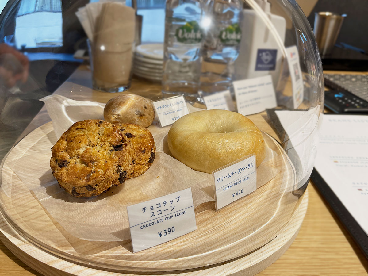 （奥から時計回りに）「イチジクとくるみのパン」280円、「クリームチーズベーグル」420円、「チョコチップスコーン」390円