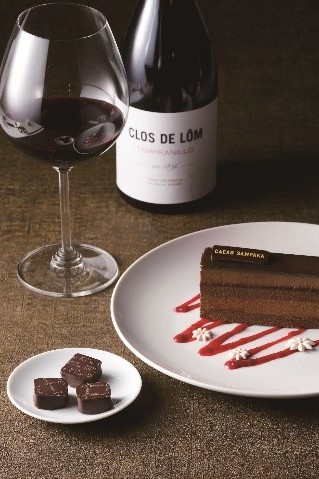 カカオサンパカ／(上)「ワイン×チョコレートケーキ」1セット2035円、(左下)カカオサンパカ／「原産地別ボンボンチョコレート3粒セット」1セット1320円　※19時30分LO