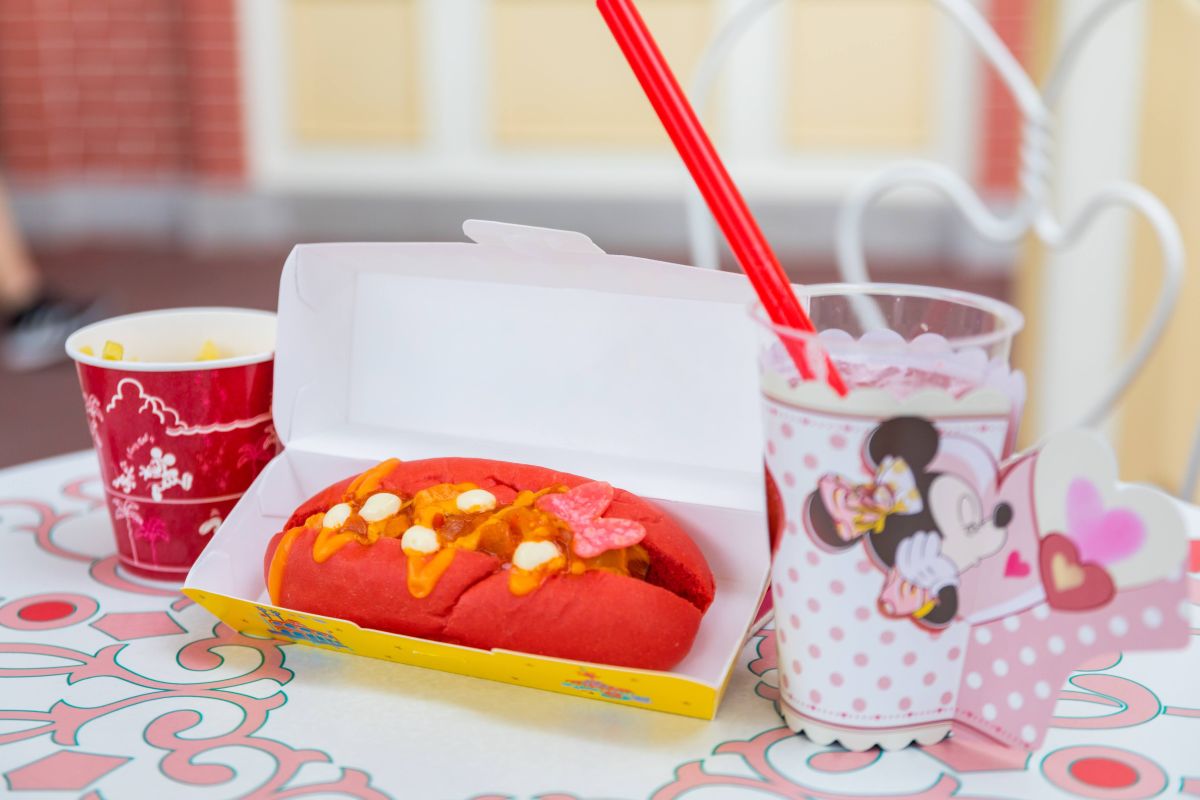 リフレッシュメントコーナー:スペシャルセット1180円(ドリンクを+300円でスパークリングドリンクに変更。ホットドッグ単品700円)