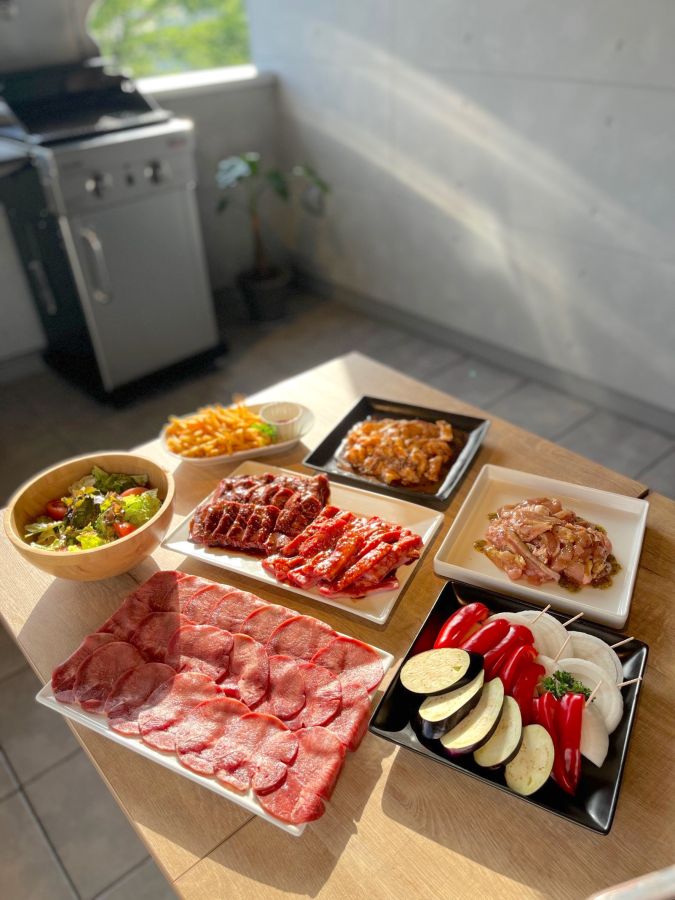 近江牛BBQプラン2時間30分1人5500円（ドリンク3杯、近江牛カルビ、ハラミ、タン、ホルモンミックス、鶏バジル、季節の焼き野菜、サラダ、フライドポテト）