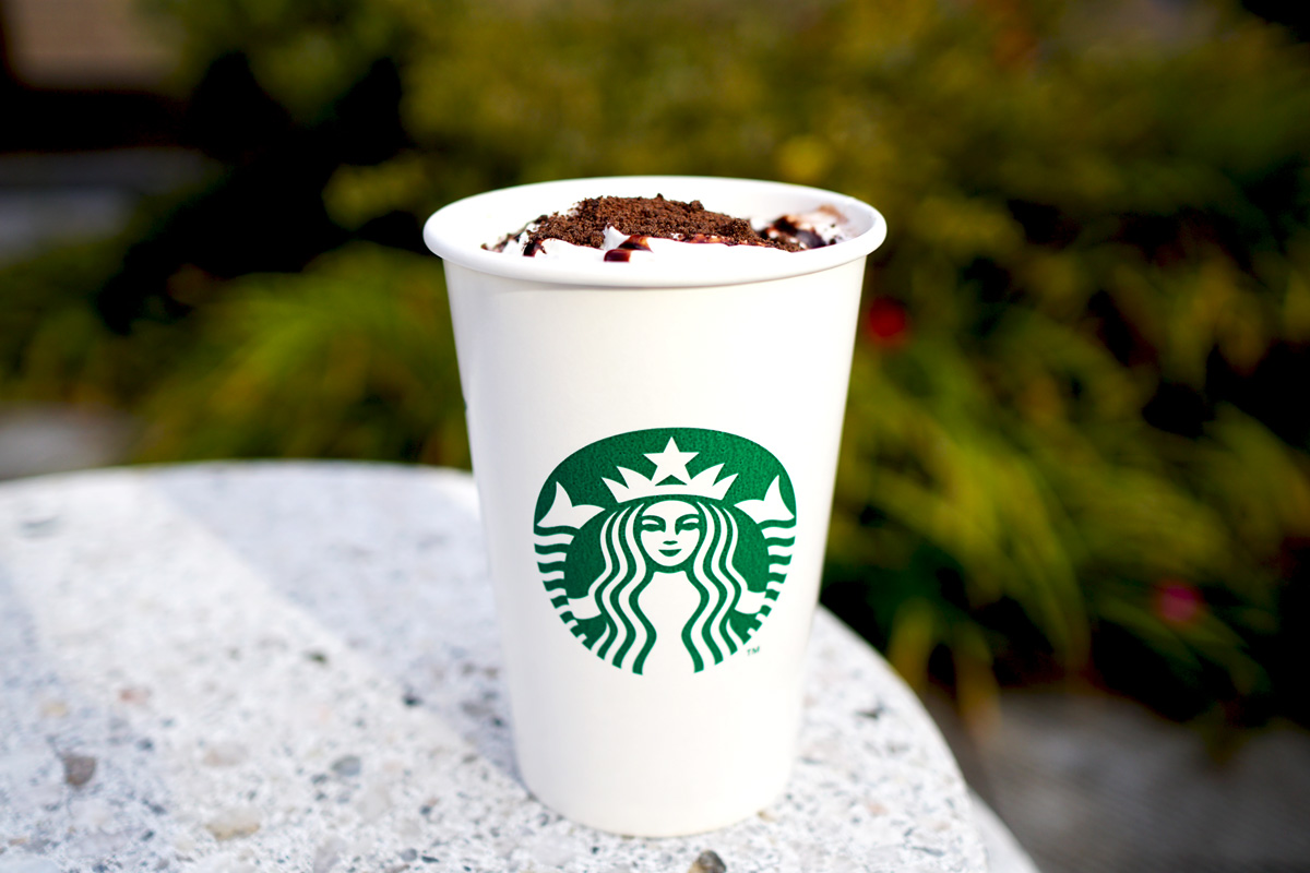 「フォンダン ショコラ アーモンドミルク モカ」（Hot）Short 540円 Tall 579円 Grande 624円 Venti® 668円（持ち帰り）／Short 550円 Tall 590円 Grande 635円 Venti® 680円（店内利用）※アーモンドミルクは牛乳や乳飲料ではありませんが、本商品には乳成分を含みます。