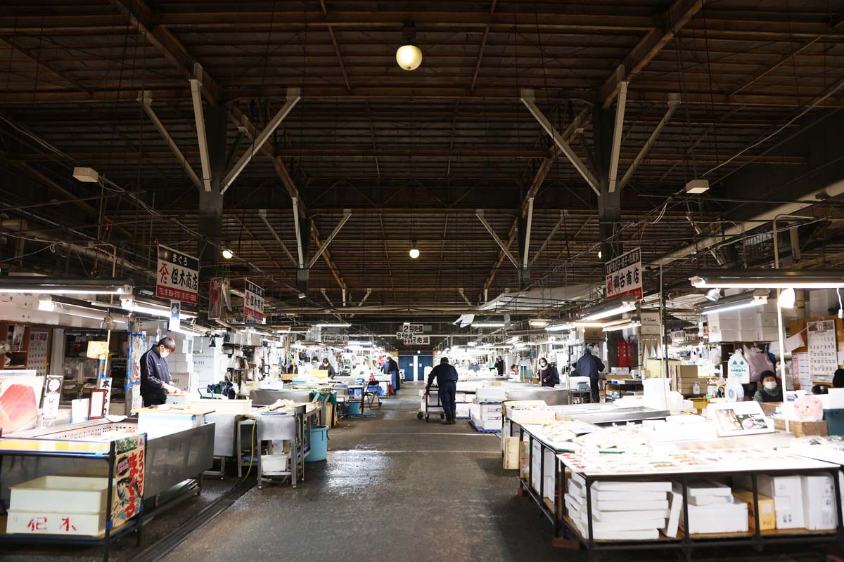 売り場面積4950平方メートルに、100以上の店舗が並ぶ