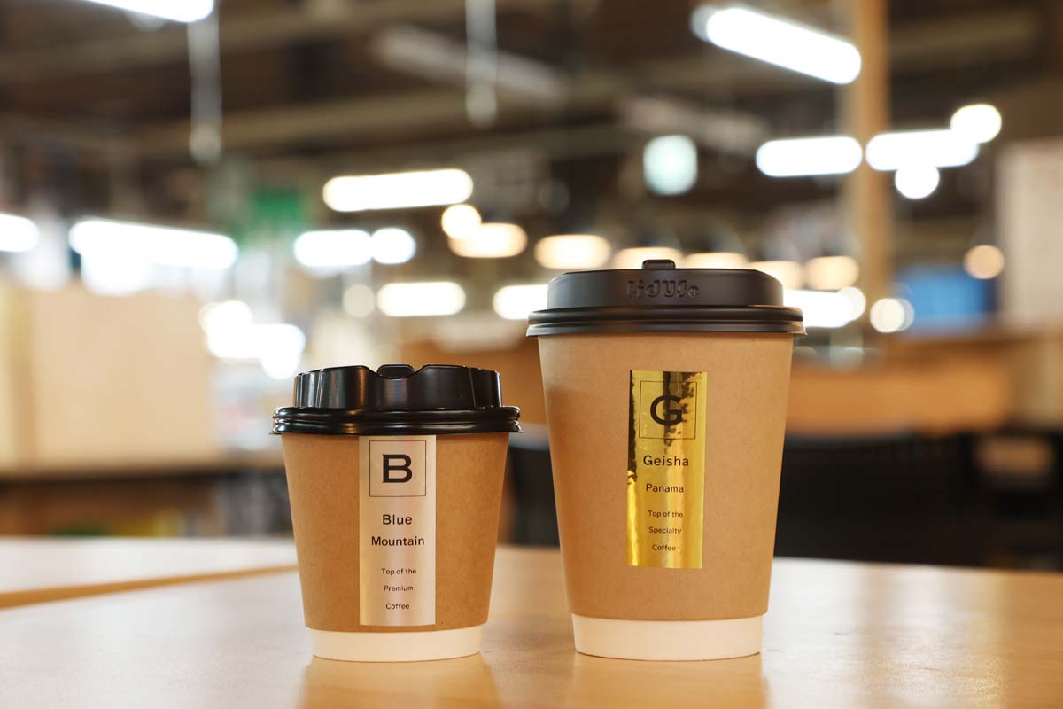 左：ブルーマウンテンNo.1（ショート約120ml）800円、右：ゲイシャプライベートコレクション（ダブル約240ml）1800円