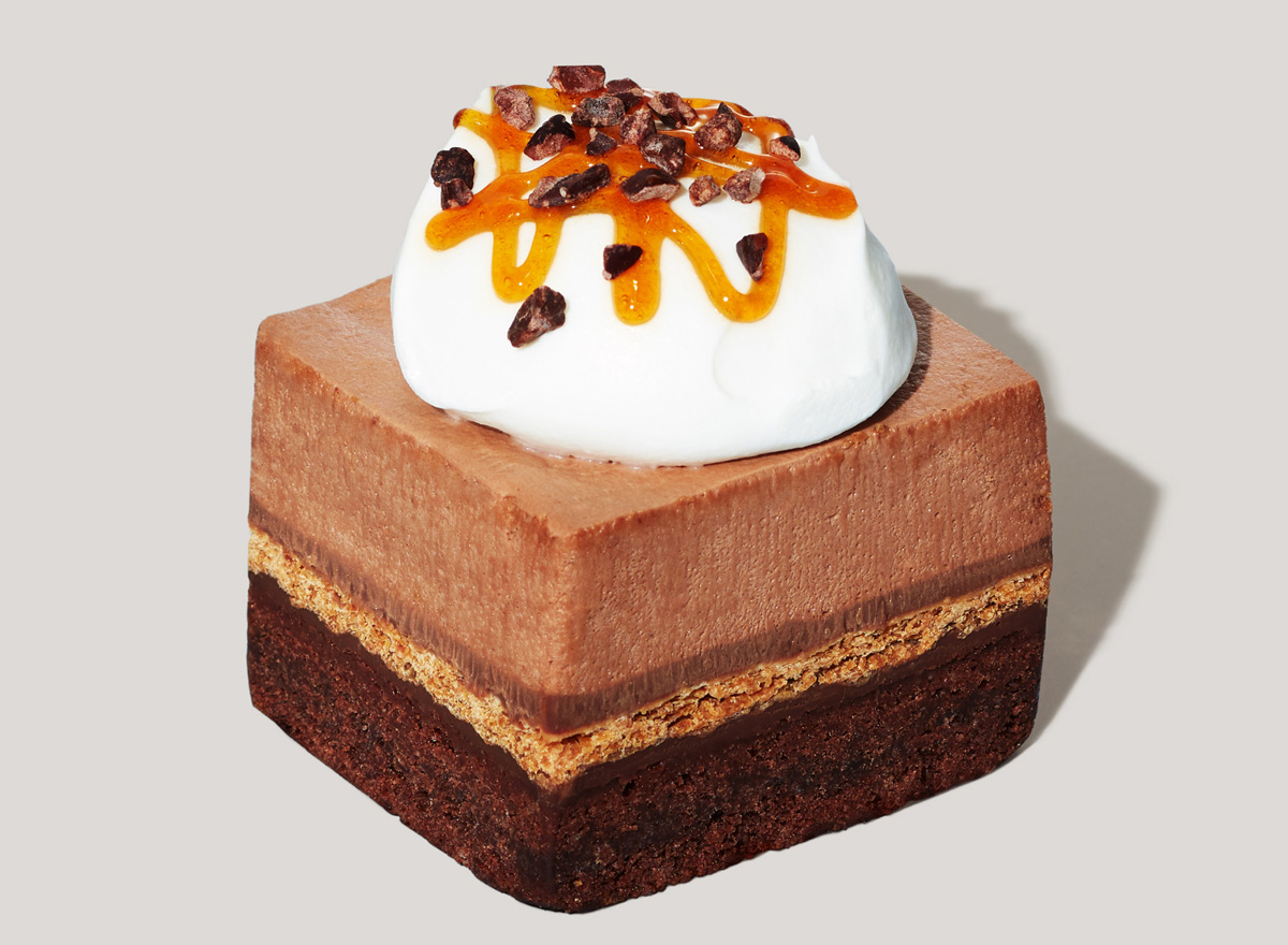 「ふんわりホイップ&パイ入りチョコレートムースケーキ」520円