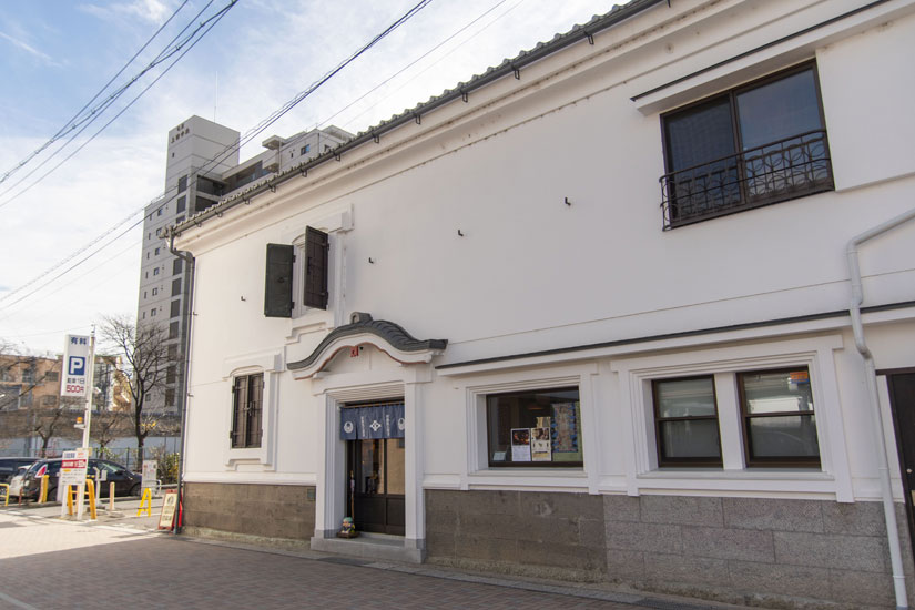 明治時代、呉服商を営んでいた石森良三商店。当時4つあった蔵の中で最も古い土蔵をリノベーションして店舗に