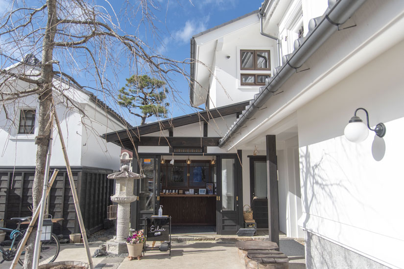 建物左の駐車場から中庭に進むと、蔵の一角にエクレアの店が