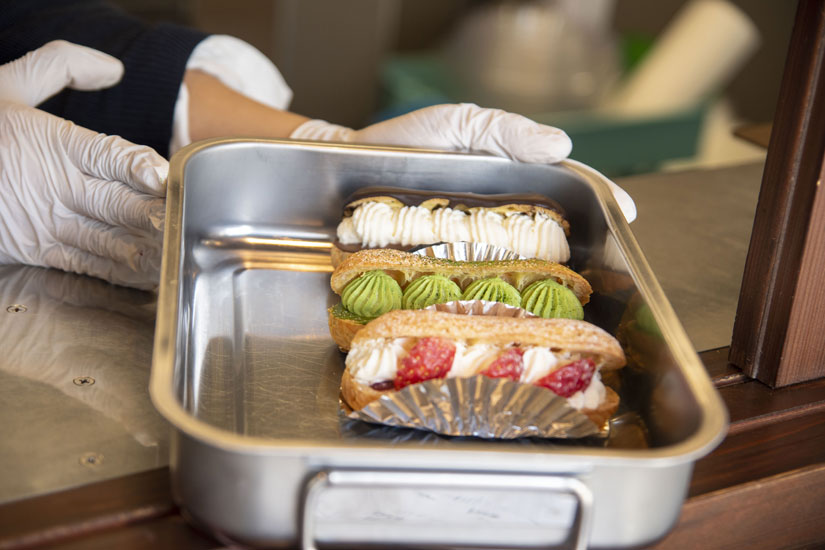 ショーケースはなく、初めてのお客様には、そのときあるエクレアを見せて紹介してくれる