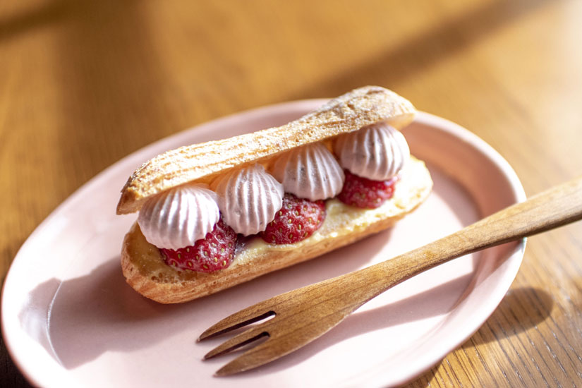 レアチーズとイチゴ、ラズベリーソースの甘酸っぱさが絶妙。｢ストロベリーレアチーズ｣500円