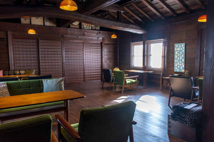 170年以上前に建てられた土蔵。階段で2階に上がると、風情ある空間が迎えてくれる