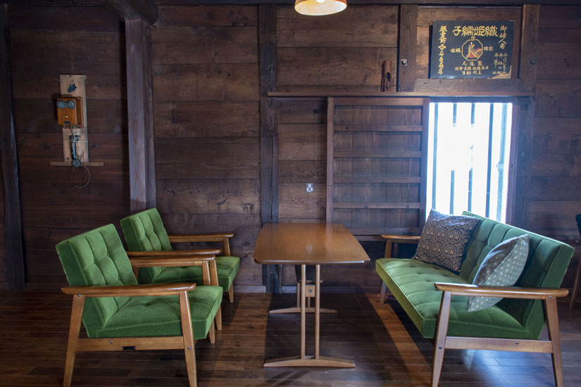 ソファに腰掛け、ゆったりとした時間を過ごして