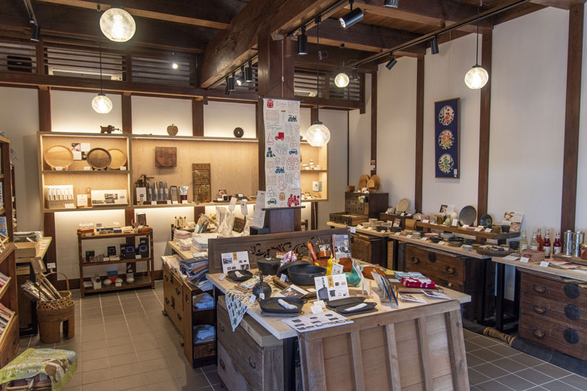 キッチンウェアや調理器具などがずらり。古い箪笥を利用したディスプレイも素敵