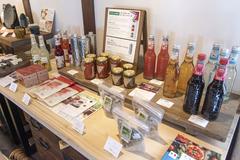 2階で提供するハーブティーやルイボスティーの販売も