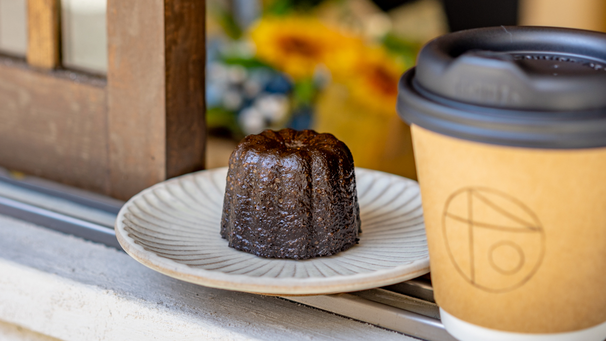 左から「ほうじ茶カヌレ」400円、「ほうじ茶ラテ」600円