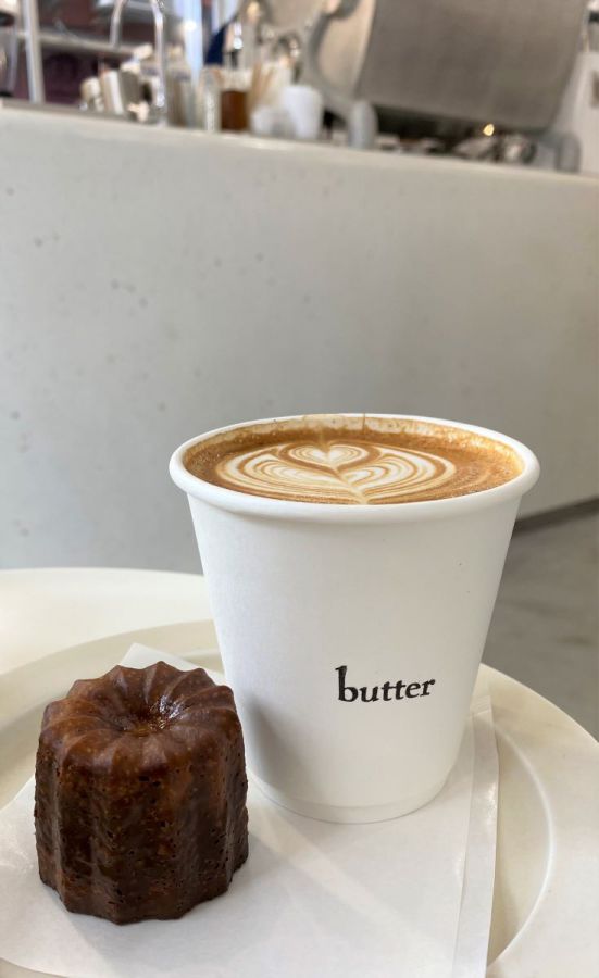 写真左から「カヌレ」350円（単品での注文は400円）、「カフェラテ」550円