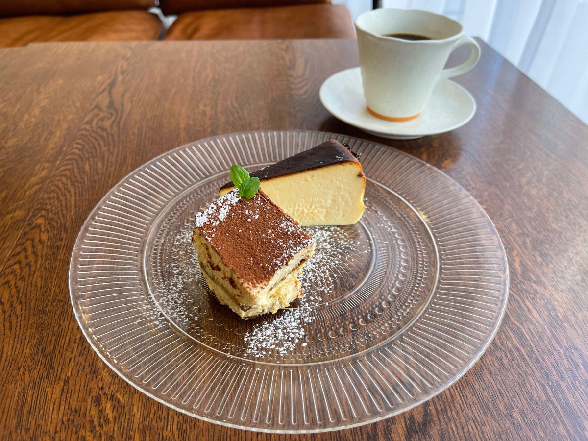 盛り合わせ（自家製ティラミス＋自家製バスクチーズケーキ） 700円、コーヒー 500円