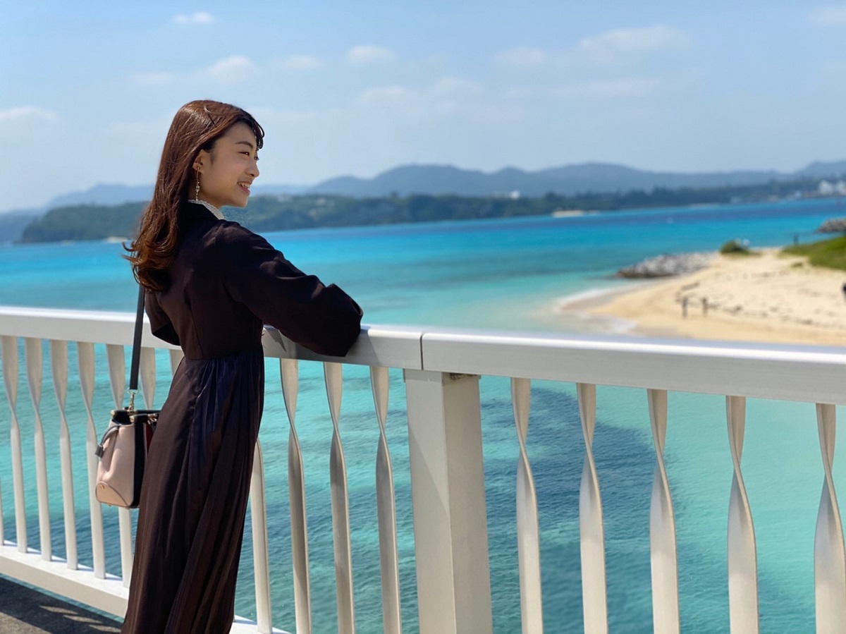 沖縄の美しい海を前に（小野）