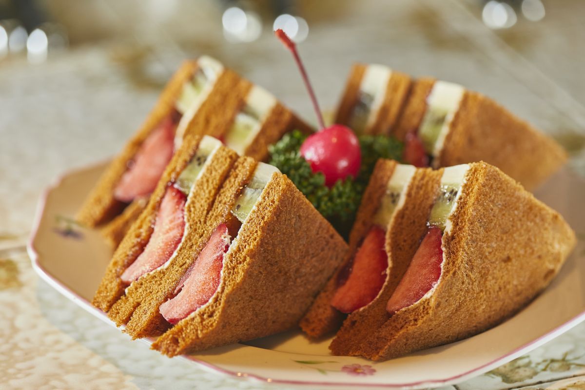 食パン1/3個を使うボリューム満点のフルーツサンド 1100円