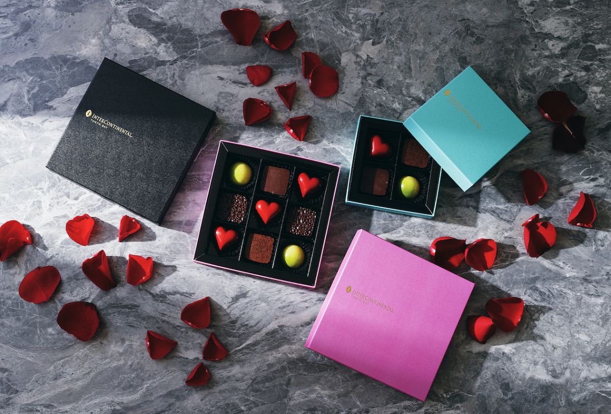 左から「バレンタインショコラアソートボックス」（9個入り）4320円・（4個入り）2052円