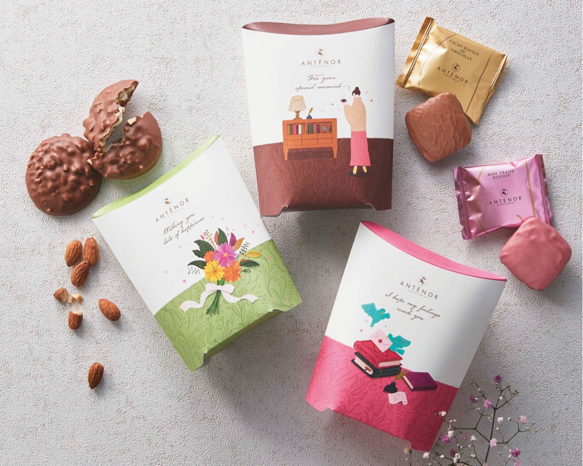 左から時計回りに「ショコラ・アマンド」（3個入り）562円、「カカオビスキュイ・オ・ショコラ」（5個入り）540円、「ルビーフレーズ・ビスキュイ」（5個入り）648円