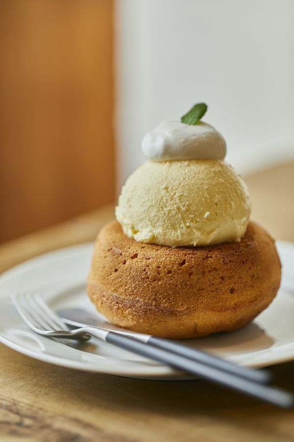 ドーナツのアイスのせ 単品350円（単品の場合、1ドリンク注文が必要）