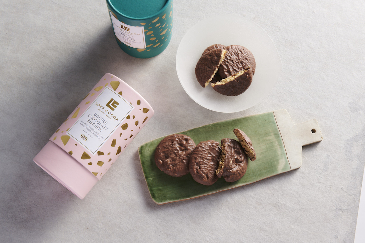 （上）「ソルティキャラメルビスケット」（175g） 2808円 、（下）「ダブルチョコレートビスケット」（175g）2808円／ラブ ココア※ともに伊勢丹新宿店限定