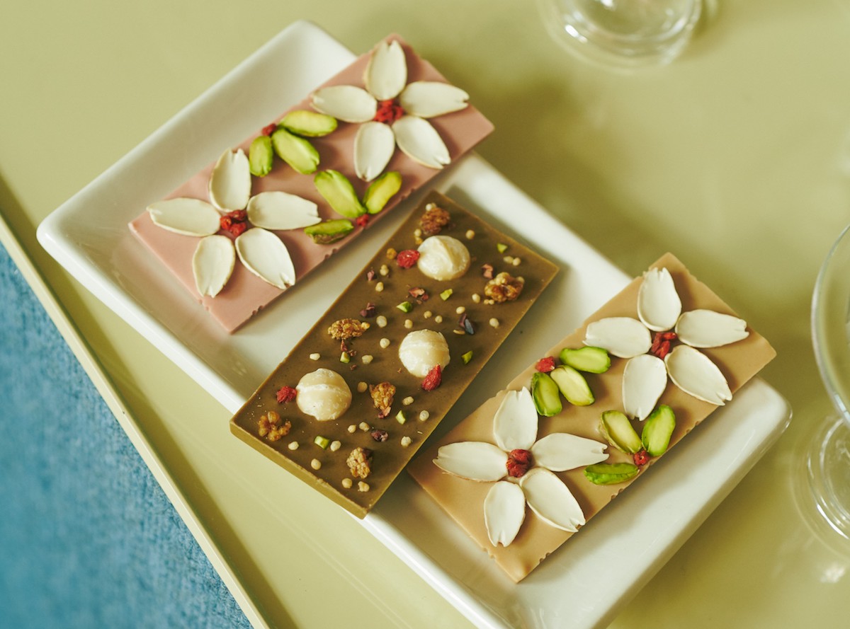 （左上）「オハナデコラン ザクロ」（1枚）1350円、（中央）「ヴィーガンミルクティー」（1枚）1296円、（右下）「オハナデコラン ヴィーガンキャラメル」（1枚）1350円／イマリブ チョコレート※全て伊勢丹新宿店限定