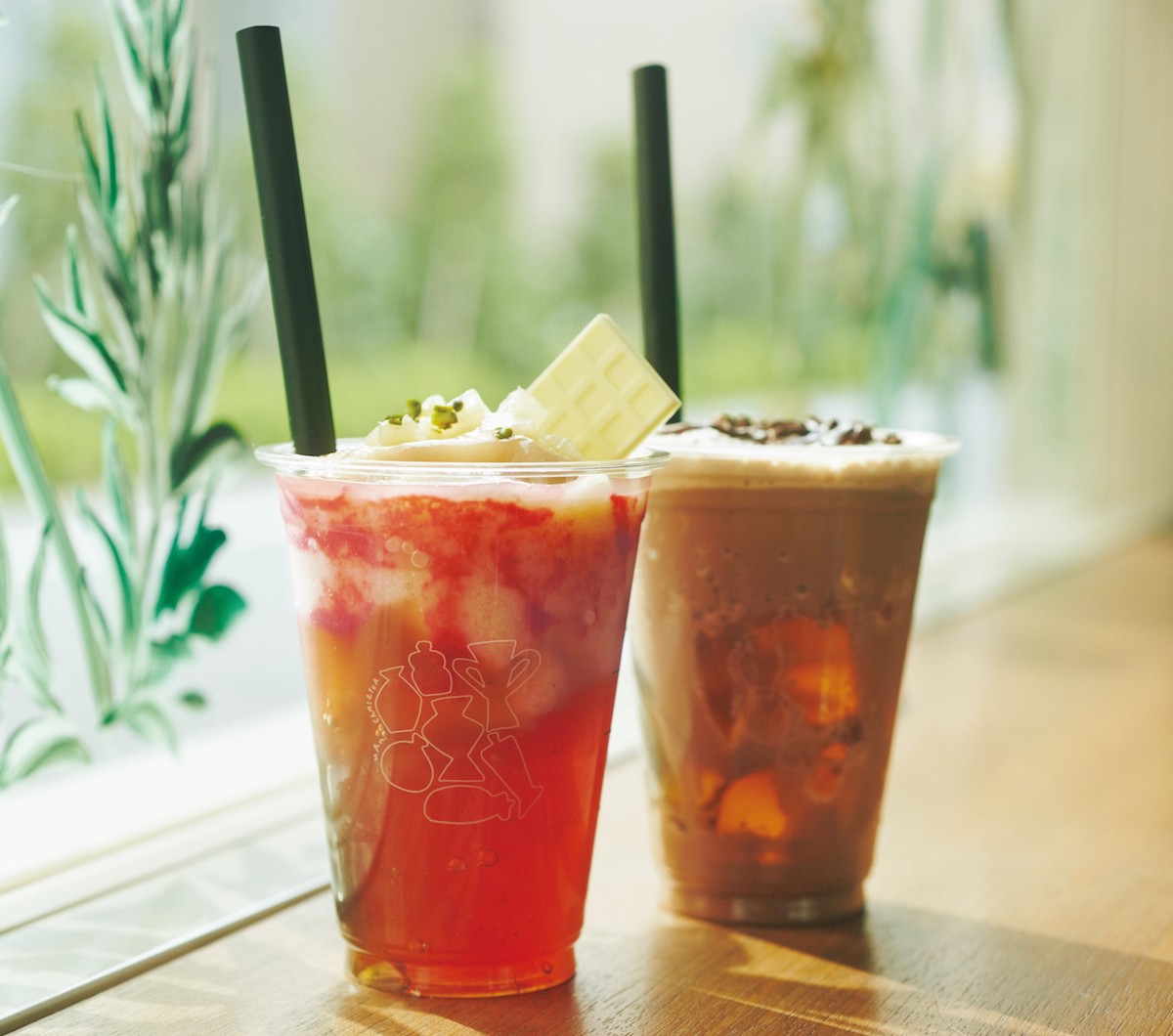 （左）「モモラズベリージグリーティ」（1杯）1201円、（右）「アマゾンカカオニブジグリーティ」（1杯）1201円／アーン チャイ アンドティー※ともに伊勢丹新宿店限定