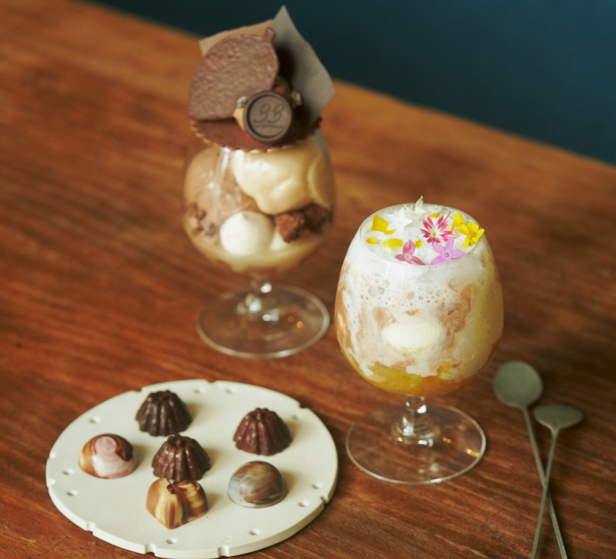 （左上）「カカオを丸ごと感じるパフェ」（1人前）2310円 、（右）「〈ダモンデファーム〉さんの柑橘とショコラのパフェ」（1人前）2310円、（左）「信州ボンボンショコラ6種類アソート」（6個入） 2592円／トラントロア※すべて伊勢丹新宿店限定