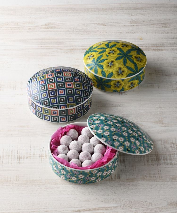 「KUTANI陶箱ピンクシャンパントリュフ」（手前）梅、（中央）石畳、（奥）葵　各7700円