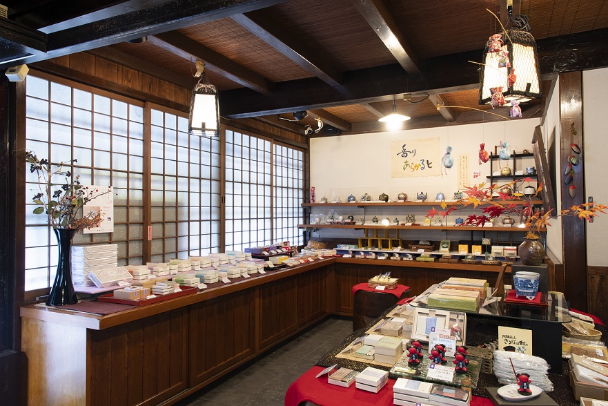 町家空間に商品が並ぶ香りのグッズ専門店