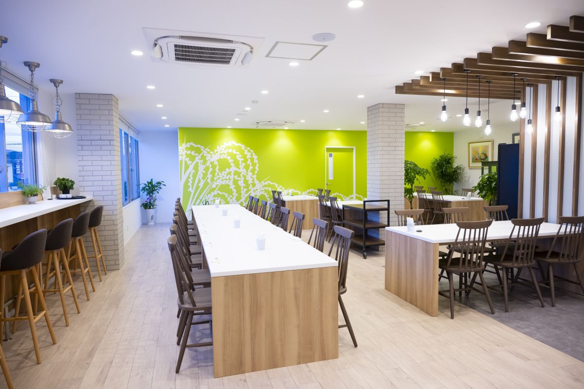 1階が満席の場合はグリーンの壁が印象的な2階へ