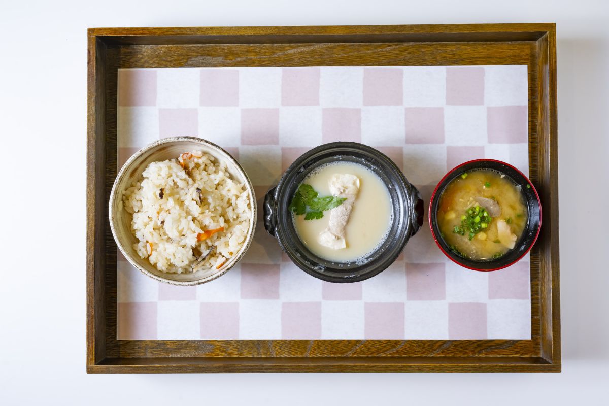 （写真左から）「鶏ごぼうとうす揚げのまぜご飯」「豚しゃぶ豆乳とうふ」「季節の汁物」
