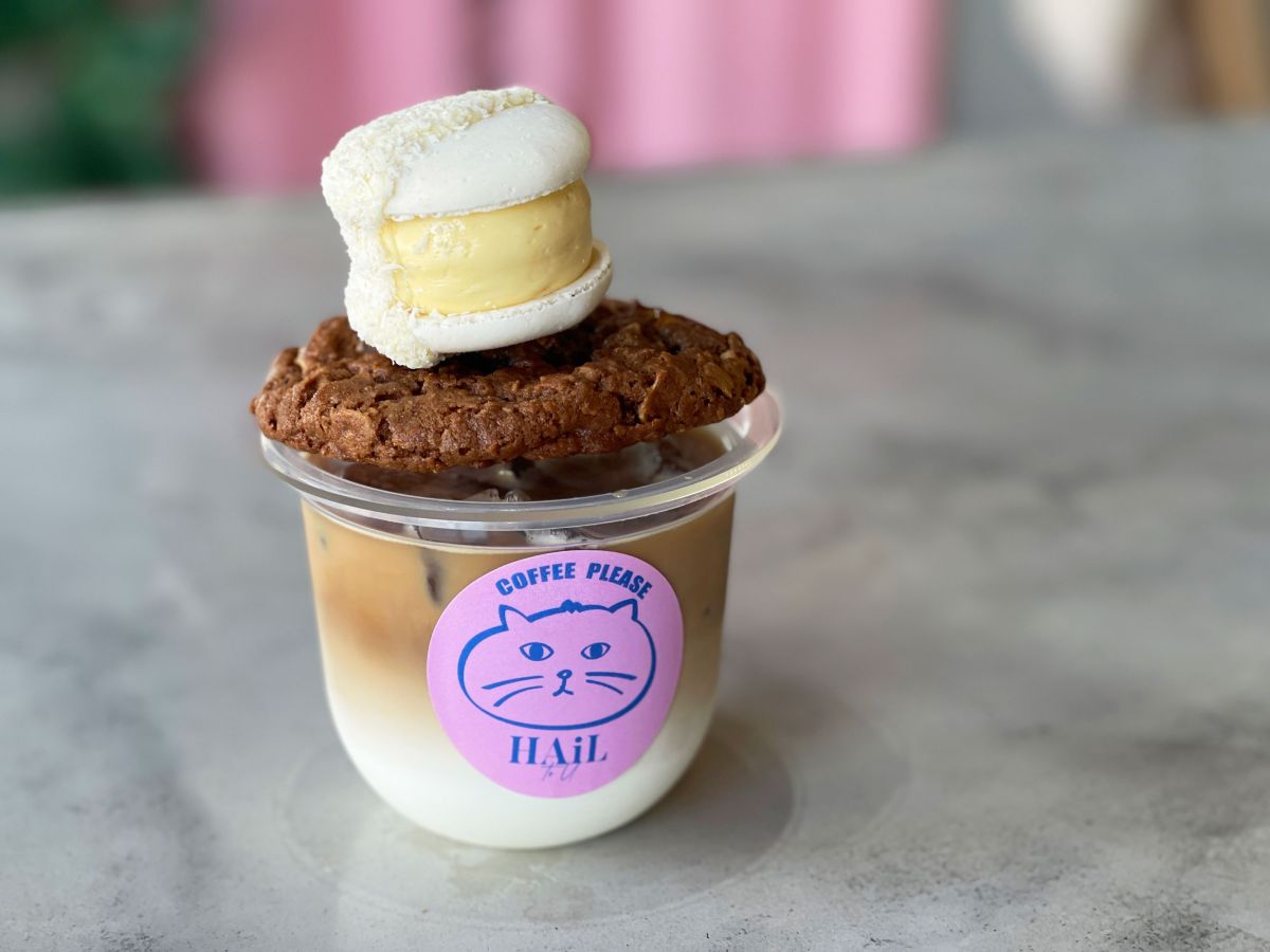 「カフェラテ（レギュラーサイズ）」440円、「クッキー＆マカロンのセット」550円