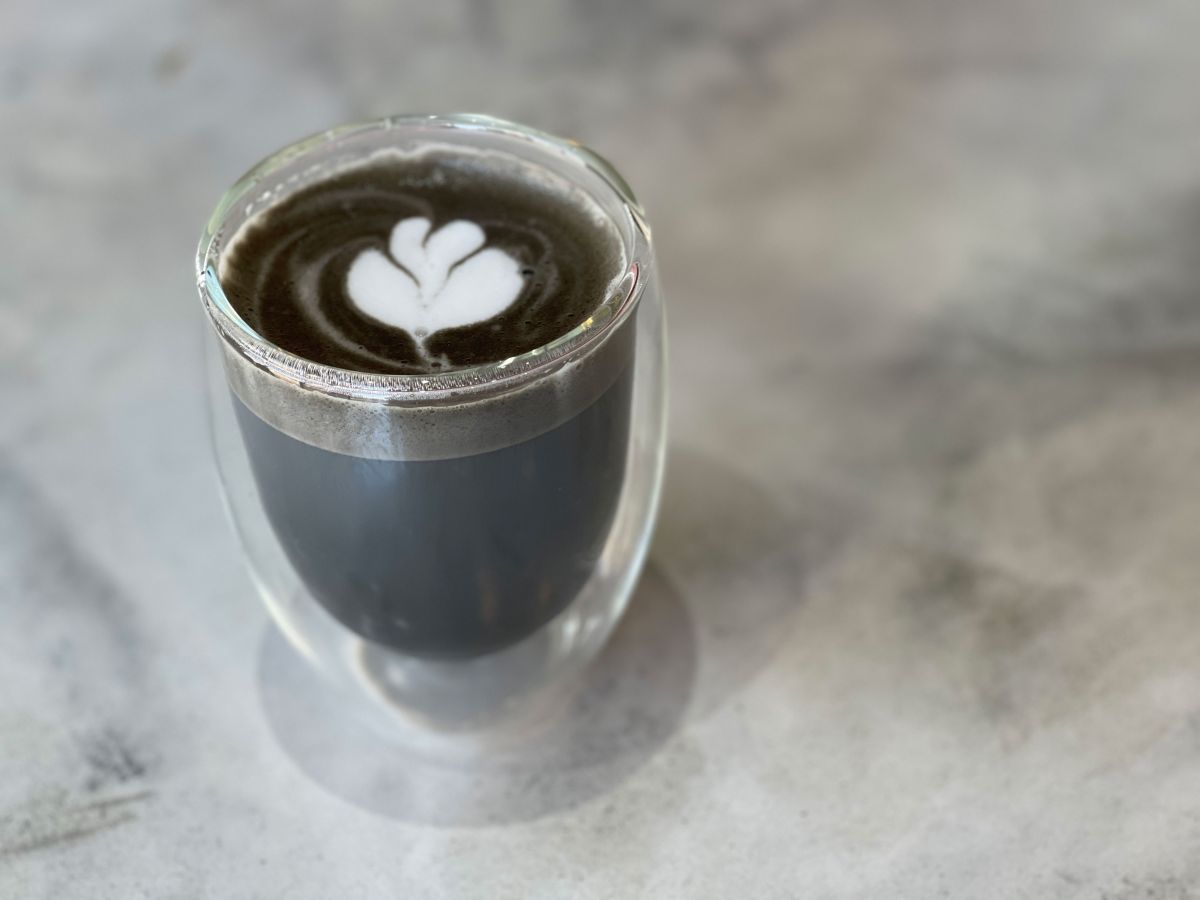 「ブラックラテ（レギュラーサイズ）」550円